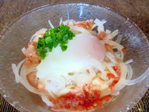 温玉とオニオンスライスのトマトつゆ冷やしうどん